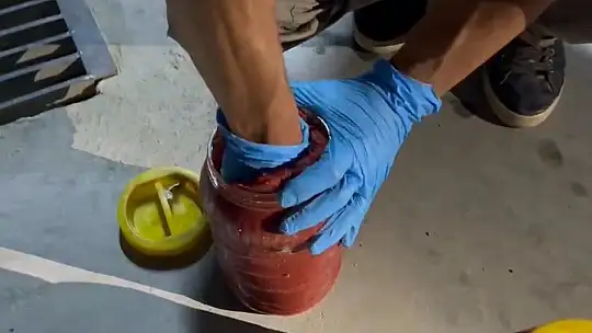 Salca bidonu içinde uyuşturucu sevkiyatı 'Nina'dan kaçmadı: 2 gözaltı