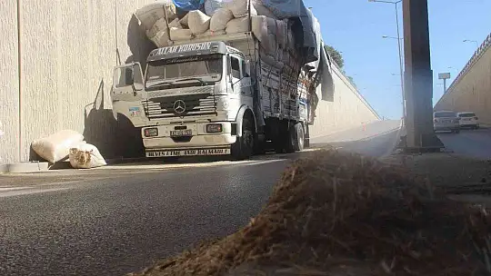 Saman yüklü kamyon alt geçide takıldı, yola savrulan çuvallar trafiği kilitledi
