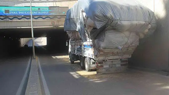 Saman yüklü kamyon alt geçide takıldı, yola savrulan çuvallar trafiği kilitledi