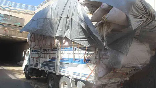 Saman yüklü kamyon alt geçide takıldı, yola savrulan çuvallar trafiği kilitledi