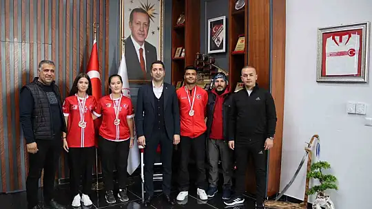 Şampiyon sporcular Eren ile bir araya geldi
