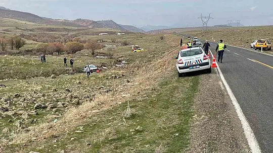 Şarampole yuvarlanan otomobil hurdaya döndü: 2 yaralı