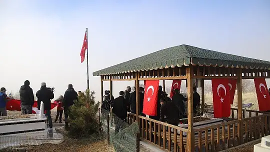 Şehadetinin 4. yılında kabrinde anıldı.