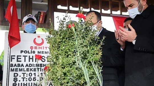 Şehadetinin 4. yılında kabrinde anıldı.