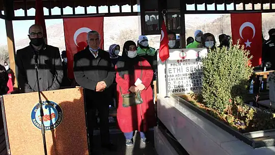 Şehit kahraman polis Fethi Sekin kabri başında anıldı