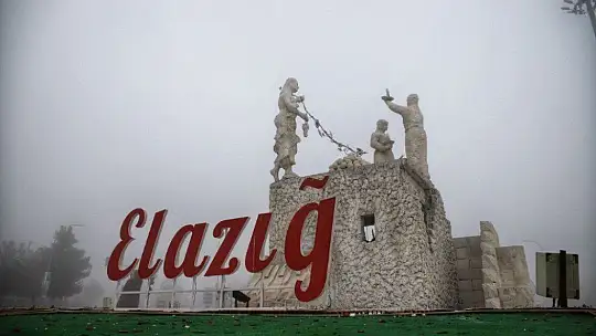 Sessizliğe bürünen Elazığ, sisle kayboldu