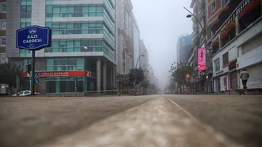 Sessizliğe bürünen Elazığ, sisle kayboldu