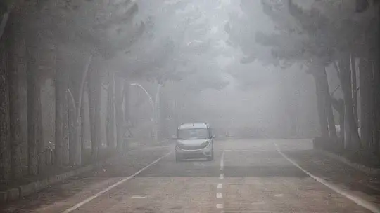 Sessizliğe bürünen Elazığ, sisle kayboldu