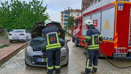 Seyir halindeki araç alev aldı