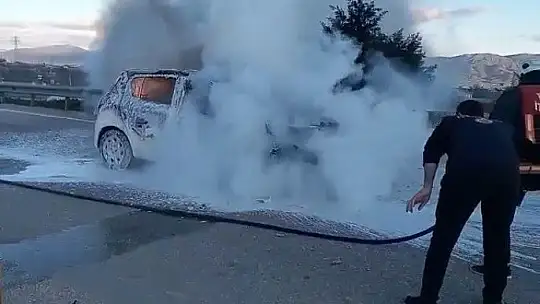 Seyir halindeki araç alev topuna döndü
