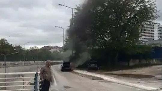 Seyir halindeki otomobil alev alev yandı