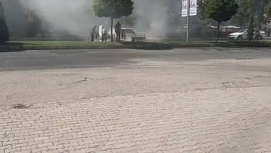 Seyir halindeyken alev alan araç, sürücülerin müdahalesi ile söndürüldü