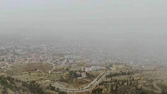 Sıcaklıkların düştüğü Elazığ'ı sis teslim aldı