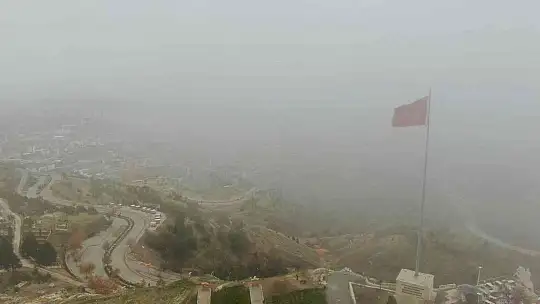 Sıcaklıkların düştüğü Elazığ'ı sis teslim aldı