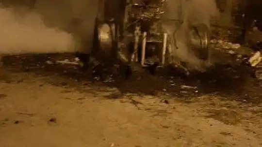 Sıfır aldığı traktör cayır cayır yandı