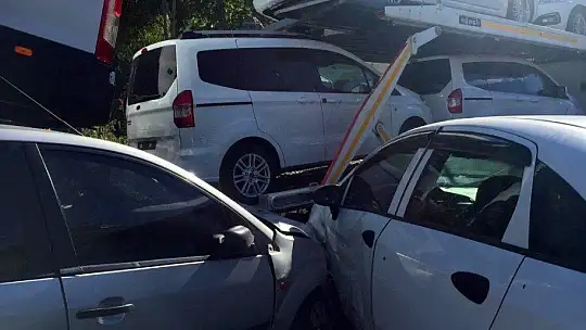 Sıfır araç taşıyan tırın freni boşaldı, 5 aracı biçti