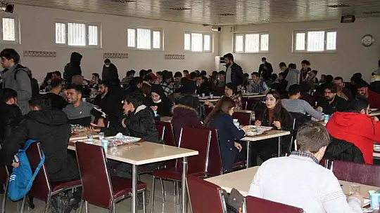 Sigarayı bıraktı topladığı parayla bin öğrenciye yemek fişi dağıttı