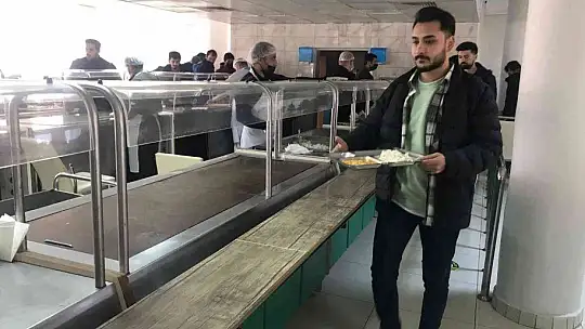 4 bin 500 öğrenciye yemek fişi dağıttı