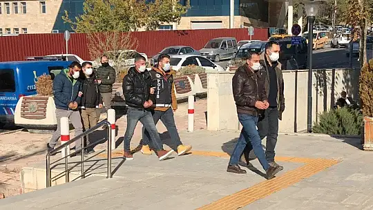Sırt çantasından 2,5 kilo uyuşturucu çıktı, 3 şüpheli gözaltına alındı