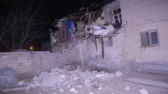 Soba bomba gibi patladı, ev kısmen çöktü: 2 yaralı