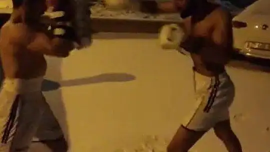 Soğuğa aldırmadan giysilerini çıkartıp kick boks yaptılar