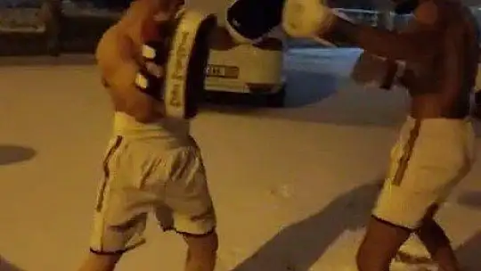 Soğuğa aldırmadan giysilerini çıkartıp kick boks yaptılar