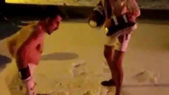 Soğuğa aldırmadan giysilerini çıkartıp kick boks yaptılar