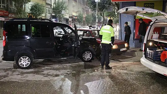 Sokağa çıkma kısıtlaması başladığı saatlerde kaza: 2 yaralı