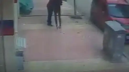 Sokak ortasında 17 yaşındaki genci darp edip telefonunu almaya çalıştı