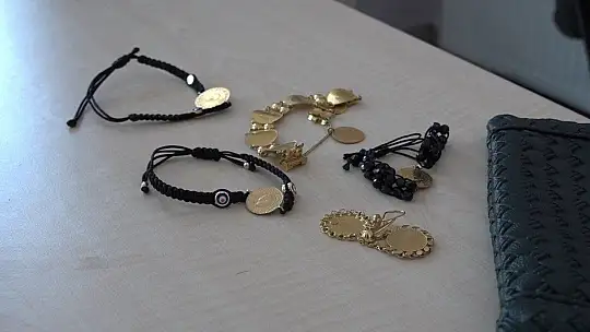 Sokakta bulduğu içi altın dolu çantayı sahibine teslim etti
