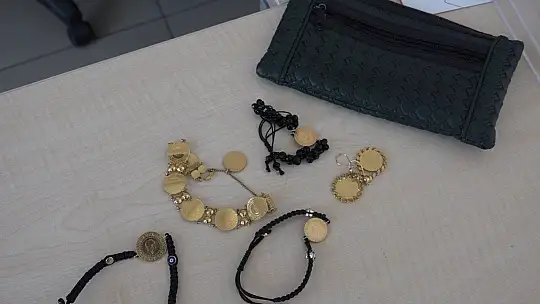 Sokakta bulduğu içi altın dolu çantayı sahibine teslim etti