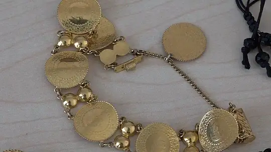 Sokakta bulduğu içi altın dolu çantayı sahibine teslim etti