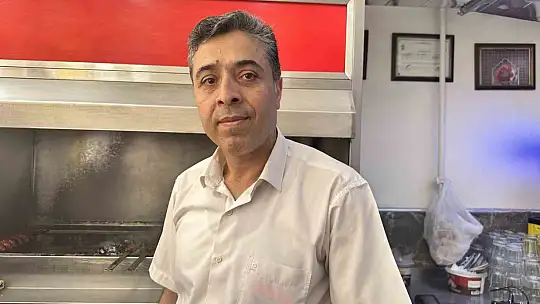 Soluk borusuna yemek kaçan müşterisini 'Heimlich' ile kurtardı
