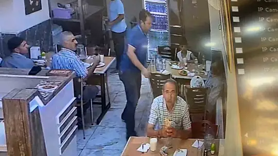 Soluk borusuna yemek kaçan müşterisini 'Heimlich' ile kurtardı