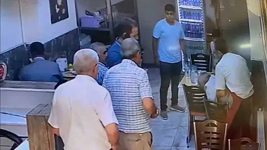 Soluk borusuna yemek kaçan müşterisini 'Heimlich' ile kurtardı