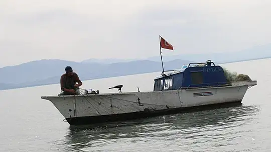 Su ürünleri av yasağı başladı, tekneler karaya çekildi