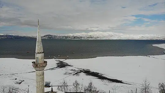 Suların çekildiği şirin köy karla eşsiz manzaraya büründü