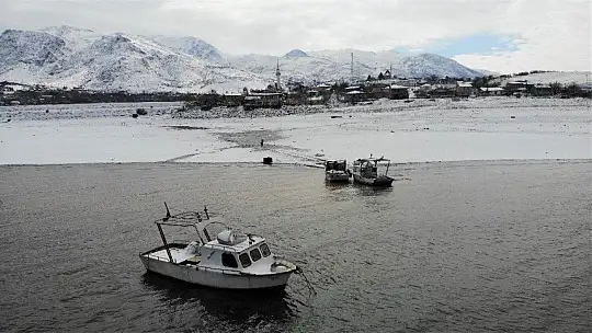 Suların çekildiği şirin köy karla eşsiz manzaraya büründü