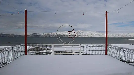 Suların çekildiği şirin köy karla eşsiz manzaraya büründü