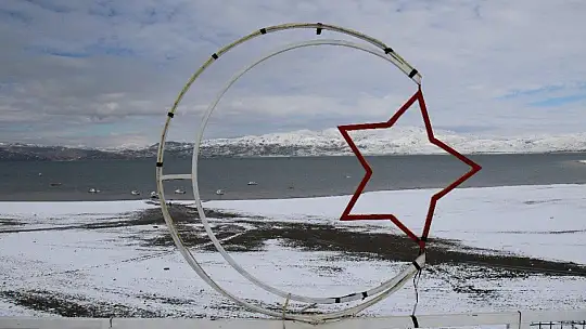 Suların çekildiği şirin köy karla eşsiz manzaraya büründü