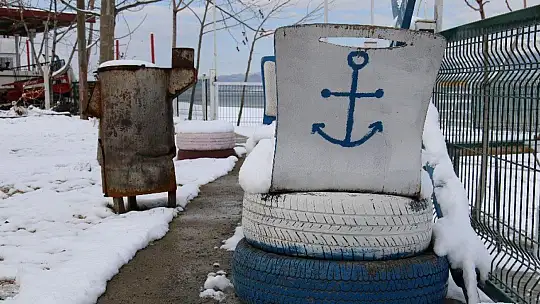 Suların çekildiği şirin köy karla eşsiz manzaraya büründü