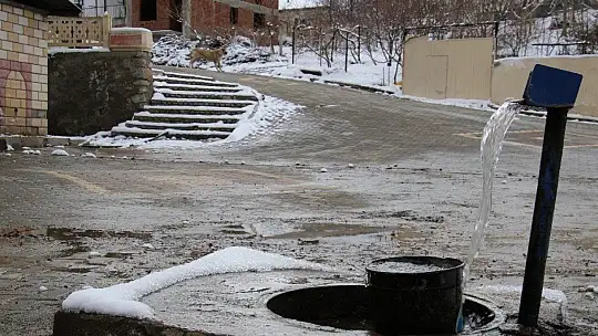 Suların çekildiği şirin köy karla eşsiz manzaraya büründü