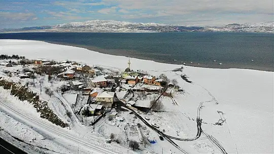 Suların çekildiği şirin köy karla eşsiz manzaraya büründü