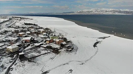 Suların çekildiği şirin köy karla eşsiz manzaraya büründü