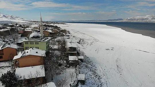 Suların çekildiği şirin köy karla eşsiz manzaraya büründü