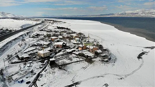 Suların çekildiği şirin köy karla eşsiz manzaraya büründü