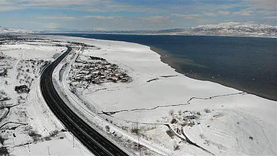 Suların çekildiği şirin köy karla eşsiz manzaraya büründü