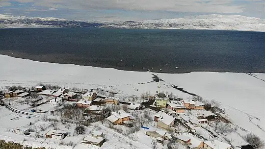 Suların çekildiği şirin köy karla eşsiz manzaraya büründü