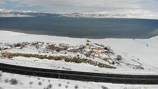 Suların çekildiği şirin köy karla eşsiz manzaraya büründü