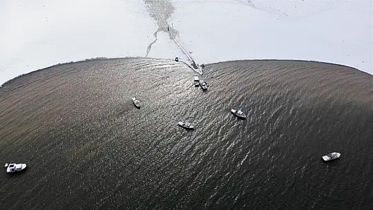 Suların çekildiği şirin köy karla eşsiz manzaraya büründü
